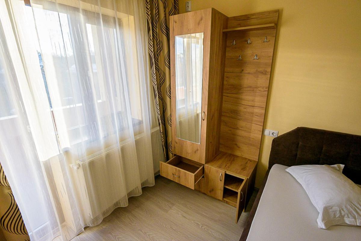 Отель Casa Domneasca Riana Питешти Экстерьер фото